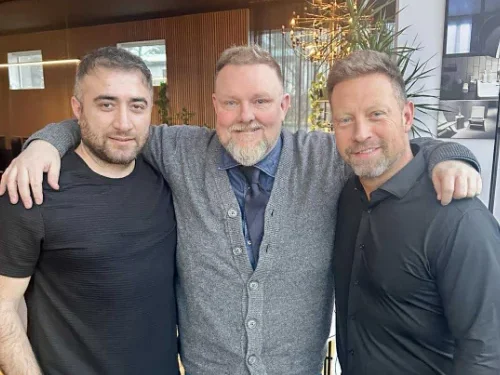 Gefur ráðgjöf - traust ráðgjöf í hártilfærslu og háraðgerðum