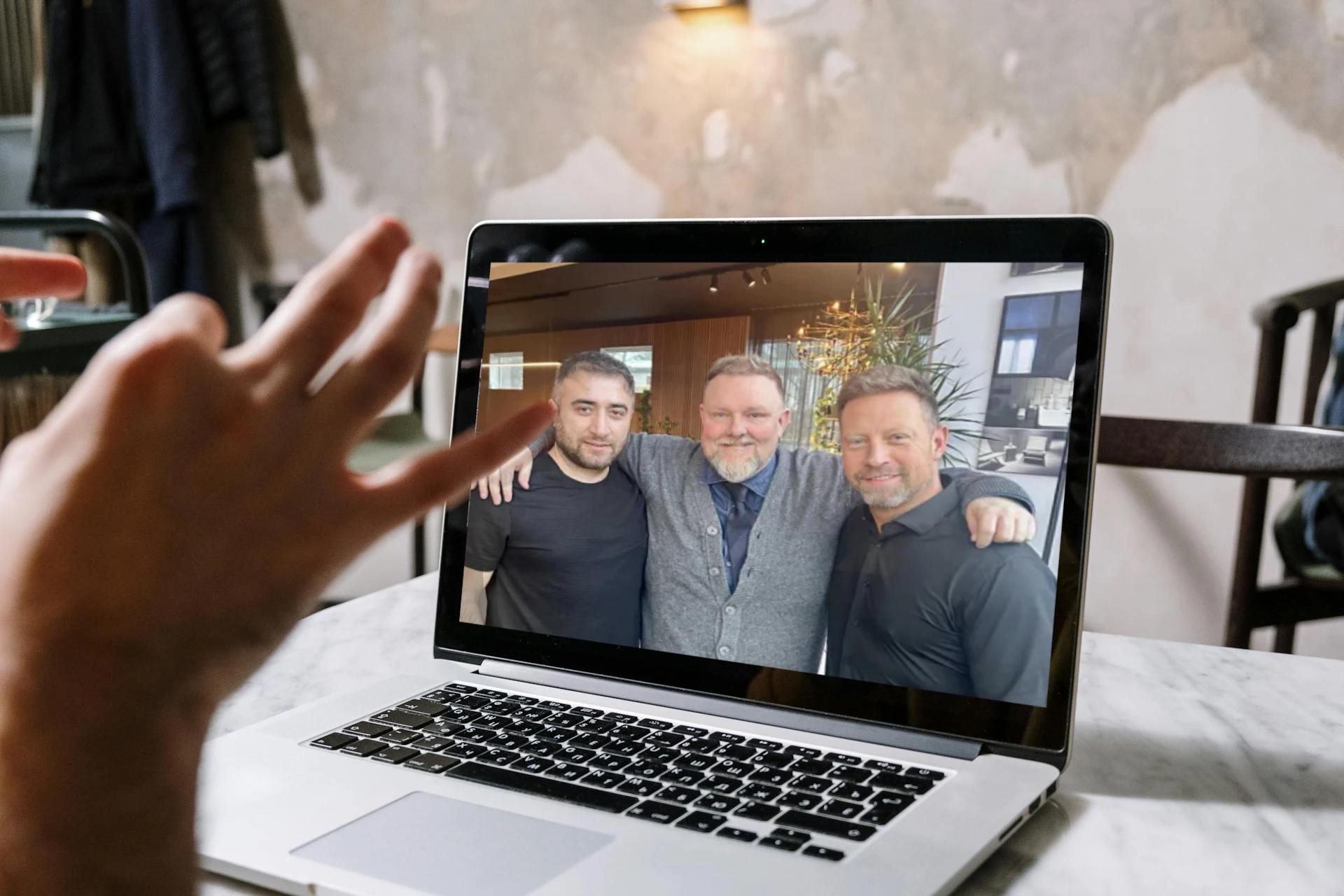 Gefur ráðgjöf - fyrsta viðtal